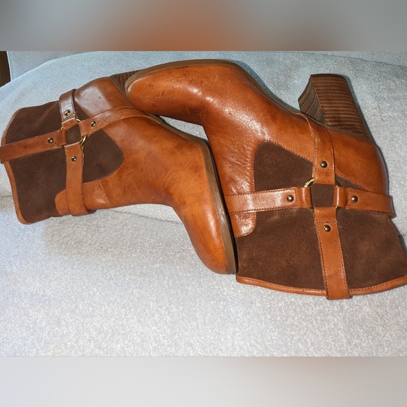 Lauren Ralph Lauren Dylan suede and leather mid heel boots. Size 8.5 - Picture 4 of 15